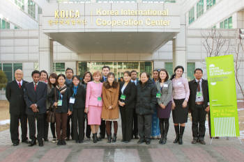 한국국제협력단(KOICA)과 한국그린비즈니스협회는 6일부터 9박 10일 일정으로 9개 개발도상국 환경 실무 및 정책 담당자를 초청, `동아시아기후파트너십(EACP) 개도국 녹색산업개발을 위한 국내초청연수`를 개최했다. 참가자들이 7일 경기도 성남 KOICA 연수센터에서 입교식과 오리엔테이션을 마치고 기념촬영했다.