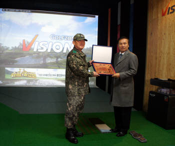 김영찬 골프존 사장(오른쪽)이 육군에 스크린골프 시설 기증식을 가진뒤 서정학 육군 부대장과 기증서를 펼쳐보이고 있다.