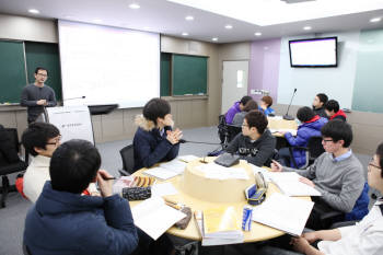 교수와 학생들이 에듀케이션 3.0 전용강의실에서 수업을 진행하고 있다.