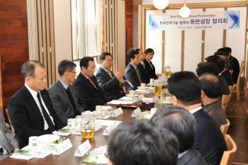 안승규 한국전력기술 사장(왼쪽 네번째)이 협력사 CEO 간담회에서 동반성장의 중요성에 대해 말하고 있다.