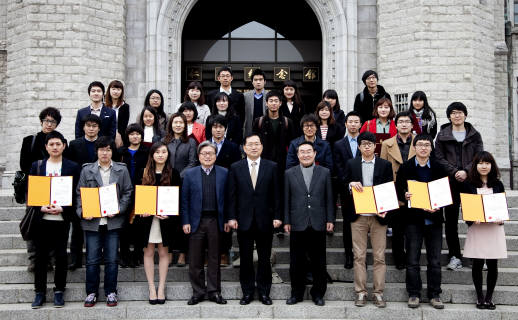 고려대 교수들로 구성된 석림회가 학생 40명에게 장학금을 전달했다. 석림회 관계자와 학생들이 기념촬영을 하고 있다.