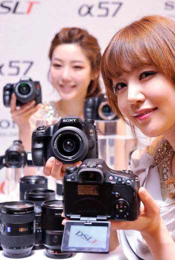 소니, 알파57 출시