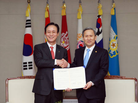 민병덕 KB국민은행장(왼쪽) 2일 서울 용산 국방부 청사에서 김관진 국방부 장관과 업무협약을 체결하고 전역 장병 취업지원과 중견·중소기업 인력난 해소를 위해 상호 협력키로 했다. 이에 따라 국민은행은 전역장병을 정규직으로 채용하는 개인 및 구인 기업에 금리 혜택(여·수신 금리우대) 및 채용 지원금 등을 지원한다.