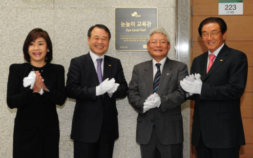 건국대가 최근 `대교 눈높이교육관` 현판 제막식을 가졌다. 현판식 후 김경희 건국대 이사장, 강영중 대교그룹 회장, 김진규 건국대 총장, 김순도 총동문회장(왼쪽부터)이 박수를 치고 있다.