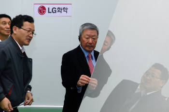 `유리기판 자립 시작하는 LG`…8세대 증설 투자 계획대로