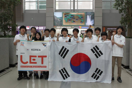 세계 최대의 로봇 축제 2012 FTC(FIRST Tech Challenge)에 참가하기 위해 한국대표 LET(Lead out your Engineering Talent)팀이 24일 출국했다. LET팀은 한국대표로 25~28일까지 열리는 FTC 세계대회에 출전한다.