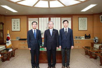 전남대는 외국인 전임교원으로 미국 국적을 가진 박규해 교수(왼쪽)와 조재신 교수(오른쪽)를 임명했다.