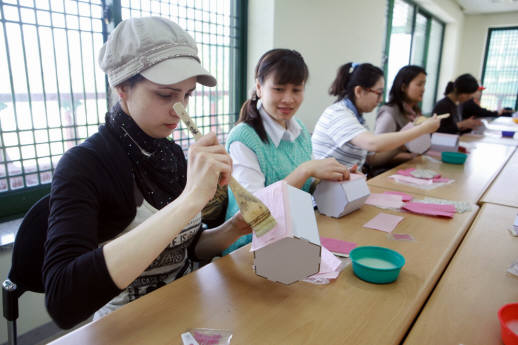 인천경제자유구역청이 관내 외국인을 대상으로 한국전통문화 체험전을 열었다.