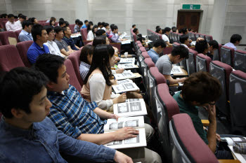 9일 한국석유공사 본사 대강당에서 학계 및 석유관련 업계를 대상으로 열린 시추기술 세미나에서 청중들이 발표를 경청하고 있다.