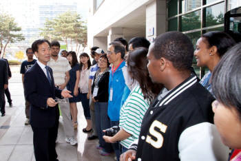 김경수 산단공 이사장이 외국인 교수와 유학생을 대상으로 산업단지 현황에 대해 설명하고 있다.