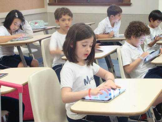 수업시간에 모글루 저작툴을 사용하고 있는 브라질 어린이 모습. 브라질 한 초등학교에서 감사 메일과 함께 보내온 사진이다.