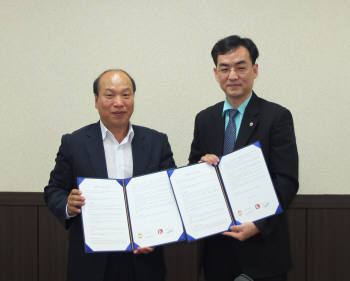 한국태양광발전협회는 태양광 전문기업 경원이 태양광주택 1만호 보급 캠페인의 주사업자로 선정됐다고 30일 밝혔다. 경원은 앞으로 3년간 90㎿의 태양광 모듈을 협회에 공급할 예정이다. 강석우 경원 사장(왼쪽)과 김광민 협회 사무총장이 협약서를 들고 기념촬영을 하고 있다.