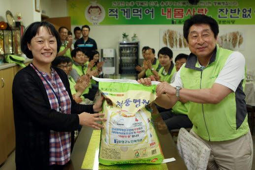 송기동 한국원자력연구원 원자력정책개발본부장(오른쪽)이 윤성덕 유성구노인복지관 사무국장에 쌀을 전달하며 기념포즈를 취했다.