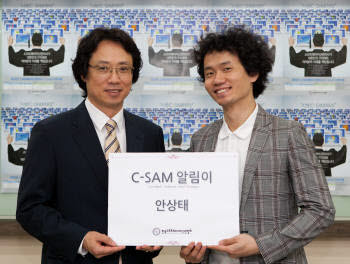 김은현 SPC 회장(왼쪽)이 개그맨 안상태씨를 `C-SAM(SW 자산관리사) 알림이`로 위촉하고 기념촬영을 하고 있다.