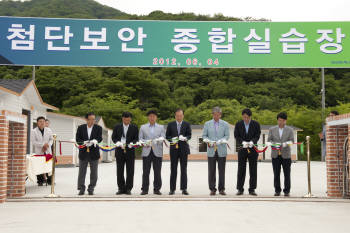 윤진혁 에스원 사장(우측 4번째)이 첨단보안실습장 준공식에 참석, 테이프를 커팅하고 있다