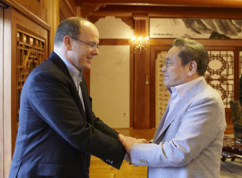 이건희 삼성 회장(오른쪽)이 모나코 알베르2세 국왕과 악수를 나누고 있다.