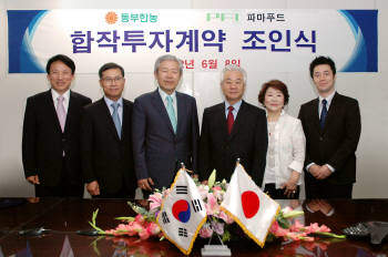 동부한농 유행준 부사장(바이오소재 담당), 구자용 부사장(CFO), 우종일 부회장(CEO), 일본 파마푸드 김무조 사장, 유코 시미주 수석비서, 요시노부 신타니 총무팀장이(왼쪽부터) 8일 합작 계약 후 기념 촬영을 하고 있다.