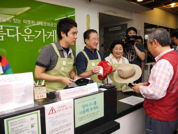 심재혁 태광그룹 부회장(왼쪽 두 번째)과 직원들이 바자회에서 봉사를 하고 있다.