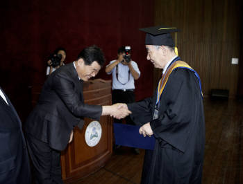 OCI가 운영하는 송도고등학교는 25일 한국전쟁으로 졸업을 하지 못한 1950년 당시 6학년 재학생들(32회)에게 졸업장을 수여했다. 권영섭 송도고등학교 교장(왼쪽)이 허강 32회 동문회장에게 졸업증서를 수여하고 있다.