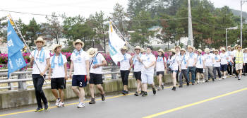 두산중공업 창립 50주년 기념 `사람에게서 사람으로, 파워릴레이` 걷기 행사에 참여한 임직원들이 7일 고리 원전 인근 지역을 걷고 있다.