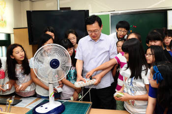 홍석우 지식경제부 장관이 18일 서울 강서구 내발산동 가곡초등학교에서 가정과 학교에서 쉽게 실천할 수 있는 에너지 절약방법에 대해 학생들에게 설명하고 있다.