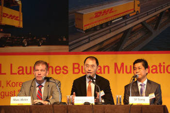 DHL 글로벌 포워딩은 부산 멀티내셔널 게이트웨이 오픈을 기념해 23일 서울 플라자 호텔에서 기자 간담회를 개최했다. (왼쪽부터 DHL 글로벌 포워딩 수석 부사장 마크 마이어(Marc Meier), DHL 글로벌 포워딩 아시아 태평양 지역 CEO 켈빈 룽(Kelvin Leung), DHL 글로벌 포워딩 코리아 송석표 대표)