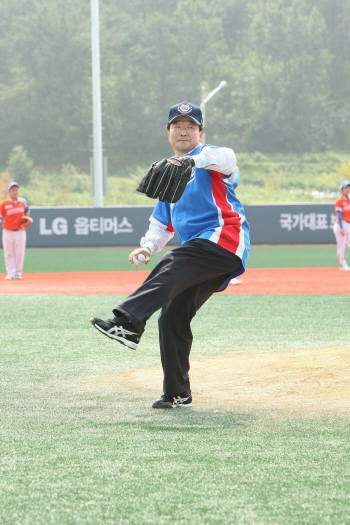 전북 익산야구장에서 1일 개막한 `LG배 한국여자야구대회`에서 구본준 LG전자 부회장이 시구를 하고 있다.