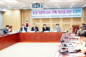 6일 국회의원회관에서 열린 `공공기관 SW구매 개선을 위한 토론회`에서 패널 참석자들이 다양한 개선책을 발표하고 있다.