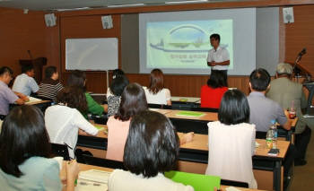 한국정보인증 이춘석 입찰교육 팀장이 조달청 나라장터 이용방법과 전자계약 처리 절차에 대해 강연하고 있다.