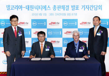 델코리아와 대원CTS가 12일 삼성동 그랜드인터컨티넨탈호텔에서 기업용 제품군에 대한 총판계약을 체결했다. (왼쪽부터) 대원CTS 정영학 부사장, 대원CTS 정명천 대표, 델코리아 피터 마스 대표, 델코리아 김종영 전무.