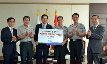 이상운 효성 부회장(왼쪽 세번째)이 방원팔 육군본부 인사 사령관(왼쪽 네번째)에게 `나라사랑 보금자리` 후원금을 전달하고 있다.