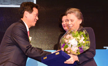 구원모 전자신문 대표(왼쪽)가 본지 초대 발행인 김완희 박사 가족에게 감사패를 증정하고 있다. 김동욱기자 gphoto@etnews.com