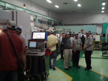 델켐 `아시아 테크니컬 서밋` 참가자들이 인도네시아 자카르타 인근의 자동차 부품업체를 방문해 시설을 둘러보고 있다.