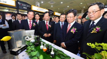 한국, 중국, 일본 등 아시아 주요국 프리미엄 브랜드를 한자리에서 볼 수 있는 `2012 아시아 명품가전 브랜드 쇼`가 전자신문 주최로 25일부터 사흘간의 일정으로 서울 삼성 코엑스에서 열렸다. 맹청신 IPR포럼 회장, 윤상직 지식경제부 차관, 박철규 중소기업진흥공단 이사장, 김경수 한국산업단지공단 이사장, 구원모 전자신문 대표(앞줄 오른쪽부터)가 에어비타의 공기청정기를 보고있다. 김동욱기자 gphoto@etnews.com