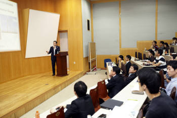 조현상 효성 산업자재PG장이 서울대학교 채용설명회에서 회사 비전을 설명하고 있다.