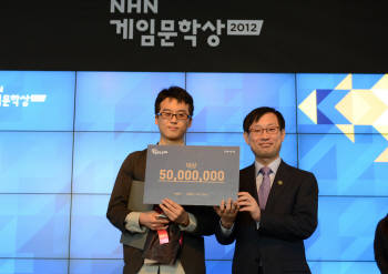 NHN(대표 김상헌)은 18일 강남 삼성 딜라이트관에서 `NHN 게임문학상 2012` 시상식을 개최하고 대상작인 `키스` 등 최종 수상작품에 대한 시상을 실시했다. 단편 `키스`로 게임문학상 대상을 받은 이병하씨(사진 왼쪽)와 시상 중인 김상헌 NHN 대표