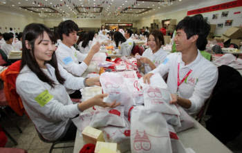 지난 20일 강남 YMCA 우남홀에서 GS샵 대학생 봉사단 `리얼러브`, GS샵 임직원, 세이브더칠드런 및 NGO단체와 일반인 등 총 330명이 모여 `모자뜨기 키트` 7만 개를 제작하는 봉사활동을 했다.