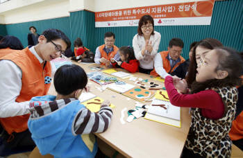 한화그룹은 30일 서울 종로구 소재 서울맹학교에 특수도서를 전달하고 촉각도서를 만드는 봉사활동을 수행했다. 총 5000여권의 특수도서는 서울맹학교와 대전맹학교, 충청남도점자도서관 등에 배포될 예정이다. 한화 직원들이 서울맹학교 학생들과 촉각도서를 만들고 있다.