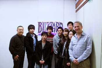 중국에서 열리는 배틀넷 월드 챔피언십 해외 체험행사를 위해 선발된 12명의 장학생 중 일부가 13일 스타크래프트2 군단의 심장 발표를 위해 방한한 마이크 모하임 블리자드엔터테인먼트 대표 겸 공동창업자(사진 오른쪽) 및 백영재 블리자드엔터테인먼트코리아 대표(왼쪽)와 기념촬영을 하고 있다.
