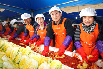 이영희 여성특별위원장, 김기문 중소기업중앙회장, 최태은 여성특별위원, 서석홍 부회장(오른쪽부터)이 김장나누기 봉사를 하고 있다.