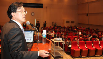 전국경제인연합회는 3일 여의도 한국화재보험협회에서 국내외 경제와 각 산업별 동향을 살펴보는 `2013년 경제산업전망 세미나`를 개최했다. 이성한 국제금융센터 원장이 `2013년 세계경제 진단 및 전망`을 발표하고 있다.