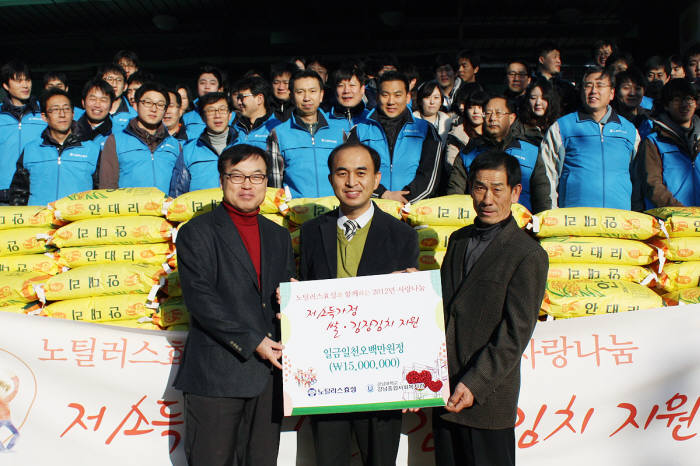 박찬균 노틸러스효성 상무(왼쪽)와 조준배 강남종합사회복지관 관장(가운데), 함해균 월명리 이장(오른쪽)이 봉사활동에 앞서 기념 촬영을 하고 있다.