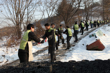 강승철 석유관리원 이사장(왼쪽 두 번째)과 본사 및 수도권본부 오일천사 봉사단 60여명은 지난 12일 경기도 광주군 오포읍과 초월읍에 거주하는 기초생활수급자, 저소득자, 차상위계층 가구에 연탄 4000장을 기증하고 직접 배달했다.