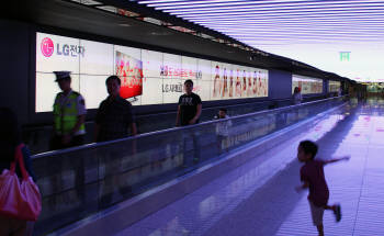 인천공항 무빙워크 옆에 설치된 높이 1.4미터, 길이 14미터에 달하는 LG전자 대형 디지털 사이니지 광고판.