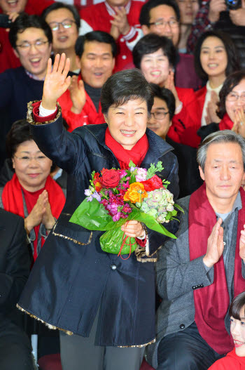 박근혜 당선인이 12월 19일 밤 개표 중 당선이 확정된 뒤 새누리당 당사를 찾아 축하 꽃다발을 받고 환하게 웃고 있다. 김동욱기자