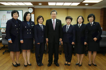 맹형규 행정안전부 장관이 23일 녹색어머니회, 어린이안전학교, 어머니안전지도자회 등 어린이 교통안전 시민단체 대표에게 표창을 수여한 뒤 포즈를 취하고 있다.