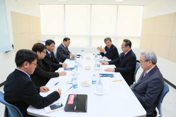 부산정보산업진흥원에서 열린 부산 IT, CT산업 발전 좌담회에서 참석자들이 부산 IT, CT산업 및 새정부의 ICT정책과 부산의 대응 방안에 대해 토론하고 있다.
