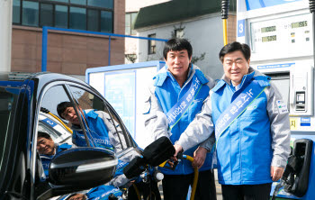 권오갑 현대오일뱅크 사장(오른쪽)과 김태경 노조위원장(사진 왼쪽)이 18일 서울 구로구 현대셀프주유소에서 올해 대기업 첫 임금동결을 선언한 후 주유소 현장근무를 펼치고 있다.