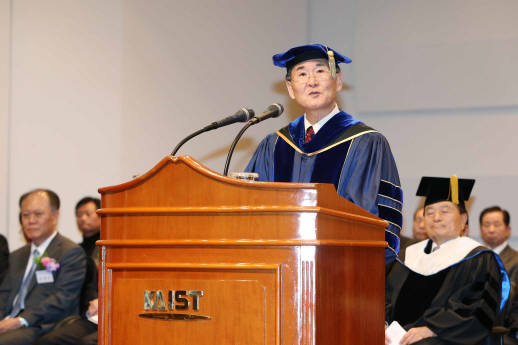 강성모 신임 KAIST 총장이 27일 대전 본원에서 1000여명이 참석한 가운데 취임연설을 하고 있다.