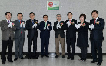 `경남지역 손톱밑 가시 힐링센터` 현판식이 6일 CECO에서 열렸다.왼쪽 두번째부터 정재기 중소기업중앙회 경남지역본부장, 김기영 경상남도 기업지원단장,이한욱 중소기업중앙회 경남지역회장, 안병규 경남중소기업청장, 조문기 경남신용보증재단 이사장, 박순조 한국여성경제인협회 경남지회장, 임득문 중소기업진흥공단 경남지역본부장.